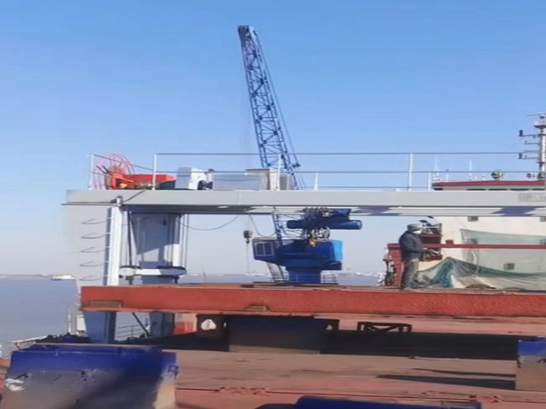 艙蓋吊起重機(jī)