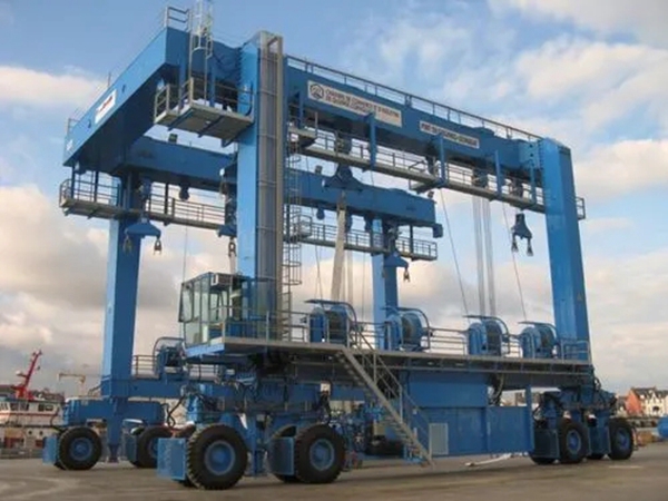 廣東佛山游艇輪胎吊公司設(shè)備自重輕，安全可靠